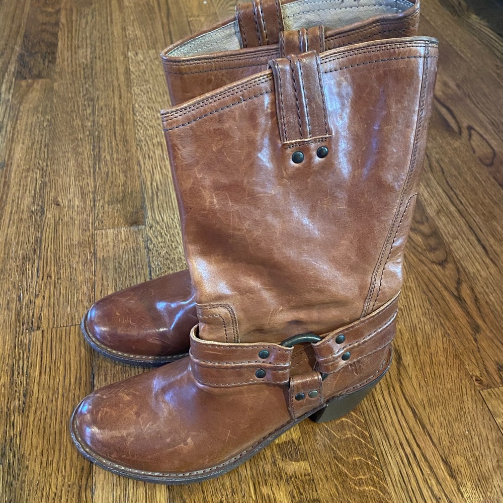 FRYE whiskey Carmen harness boots
